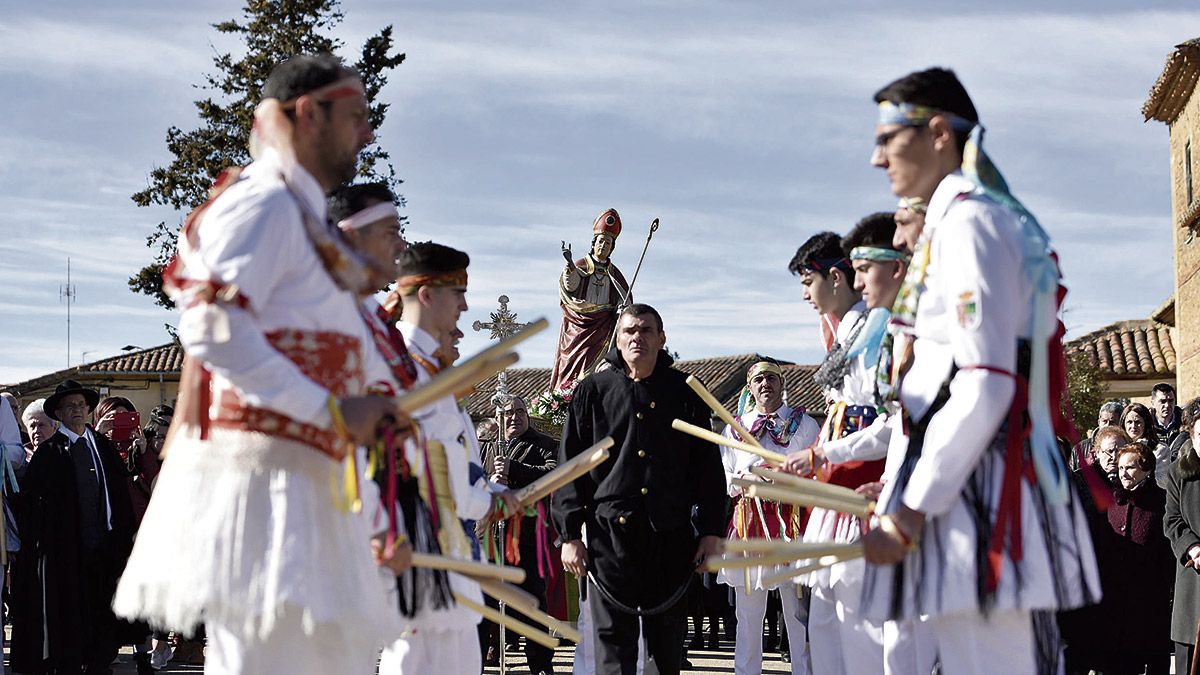 Danza del paloteo ante San Blas en Villamandos, una tradición recuperada hace cuatro años por los vecinos. | SAÚL ARÉN