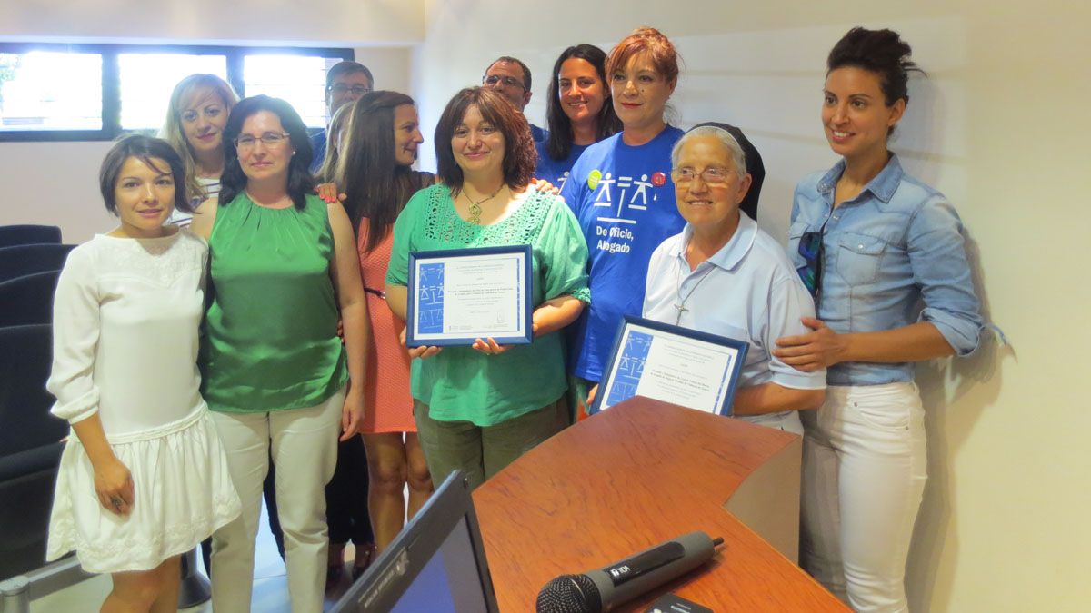 El Colegio de Abogados premió este viernes la labor de los responsables de la Casa de Acogida de Fabero y el piso de emergencia de Ponferrada. | L. N. C.