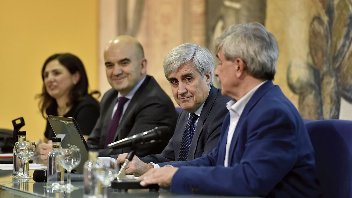 El investigador leonés Juan José Badiola, durante su conferencia ofrecida este jueves en el Paraninfo Gordón Ordás de la Universidad de León. | SAÚL ARÉN