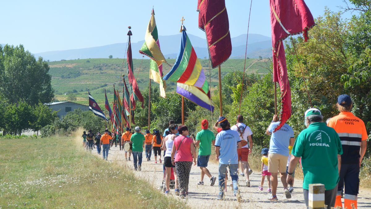 Participantes de la romería entre San Lorenzo y Villar de los Barrios. | L. N. C.