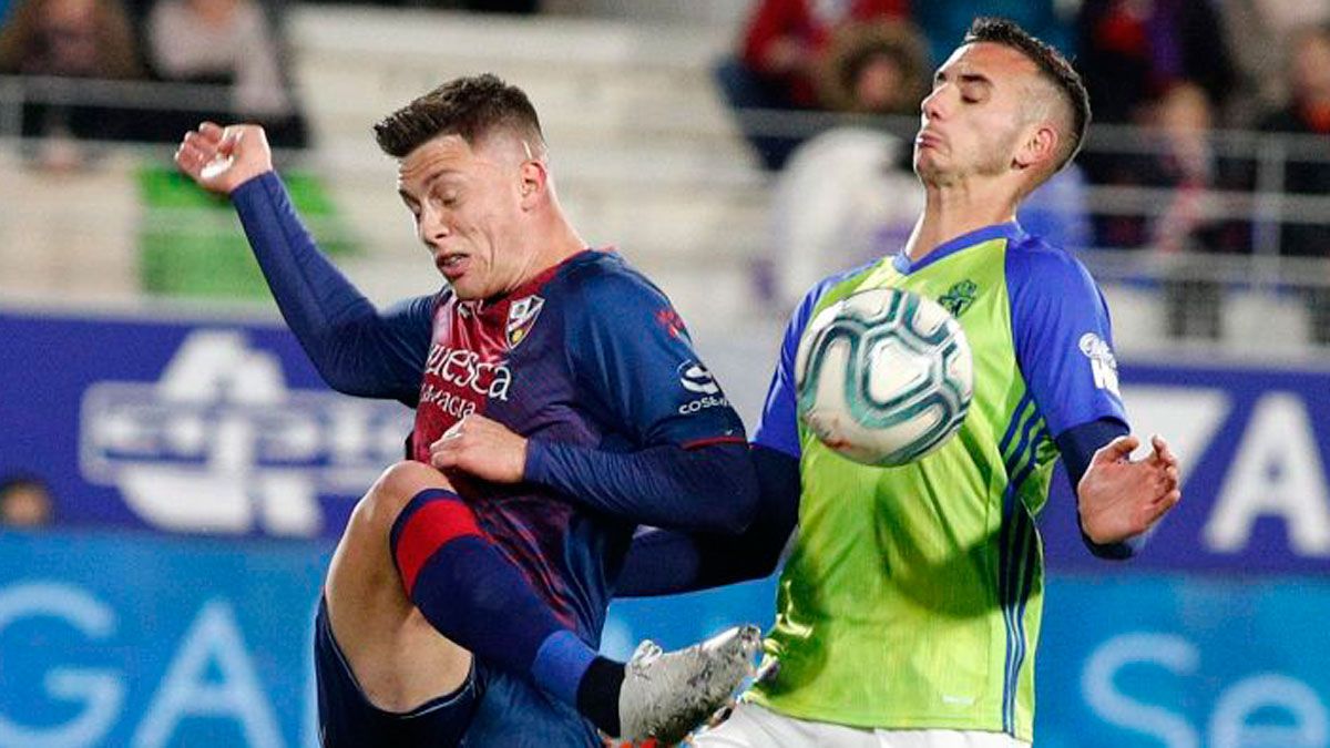Russo presiona a un delantero del Huesca en un partido de la primera vuelta. | LALIGA