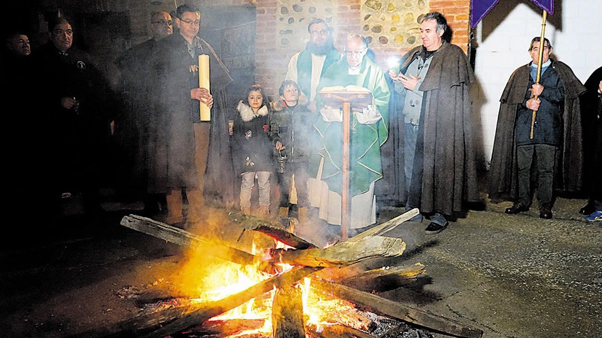 Un momento de la celebración de la fiesta de Las Candelas en años anteriores en Villaseca.