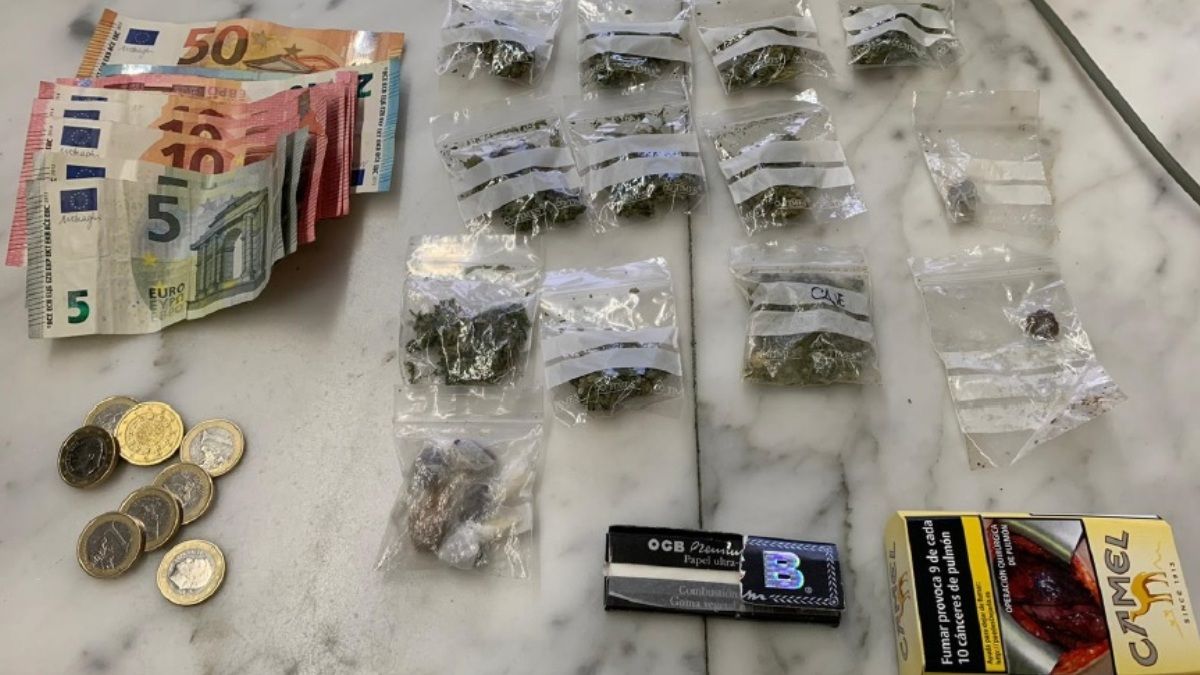 Imagen de la droga y objetos detectados, facilitada por la Policía Municipal.