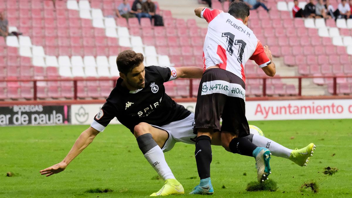 Iván González derriba en el choque de Las Gaunas a Rubén, que se perderá el choque por sanción. | DIARIO LA RIOJA