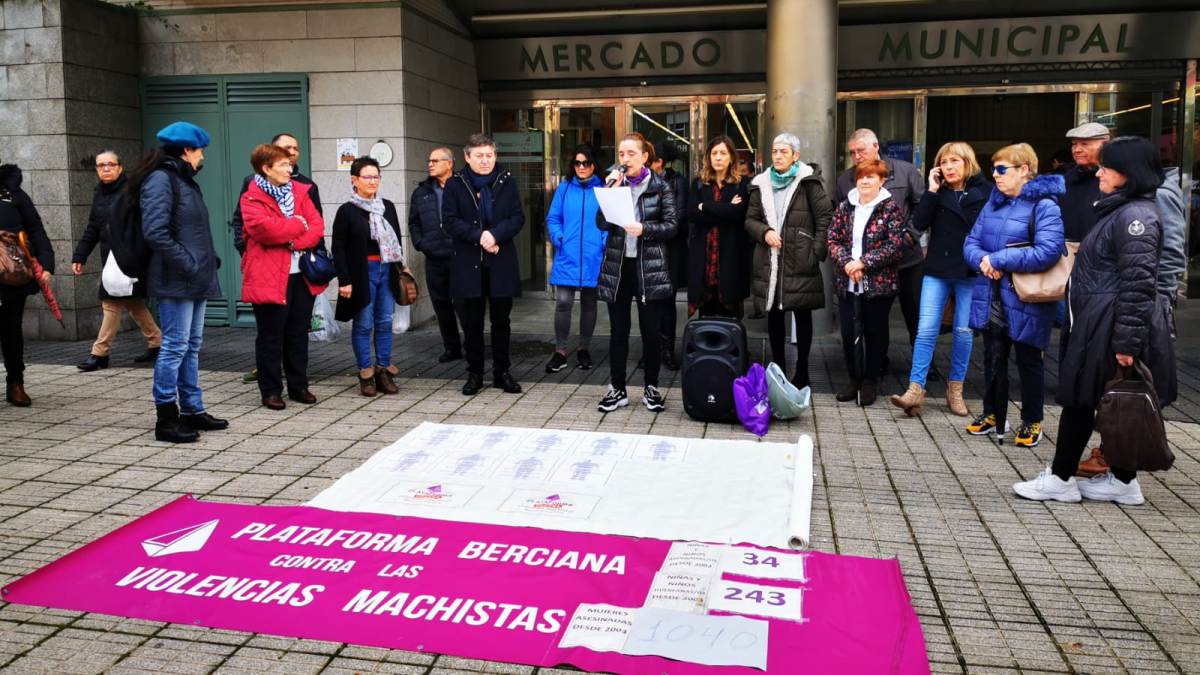 Manifestantes ante la pancarta entorno a la cual se concentraron, en el mercado de Ponferrada. | PCVMBL