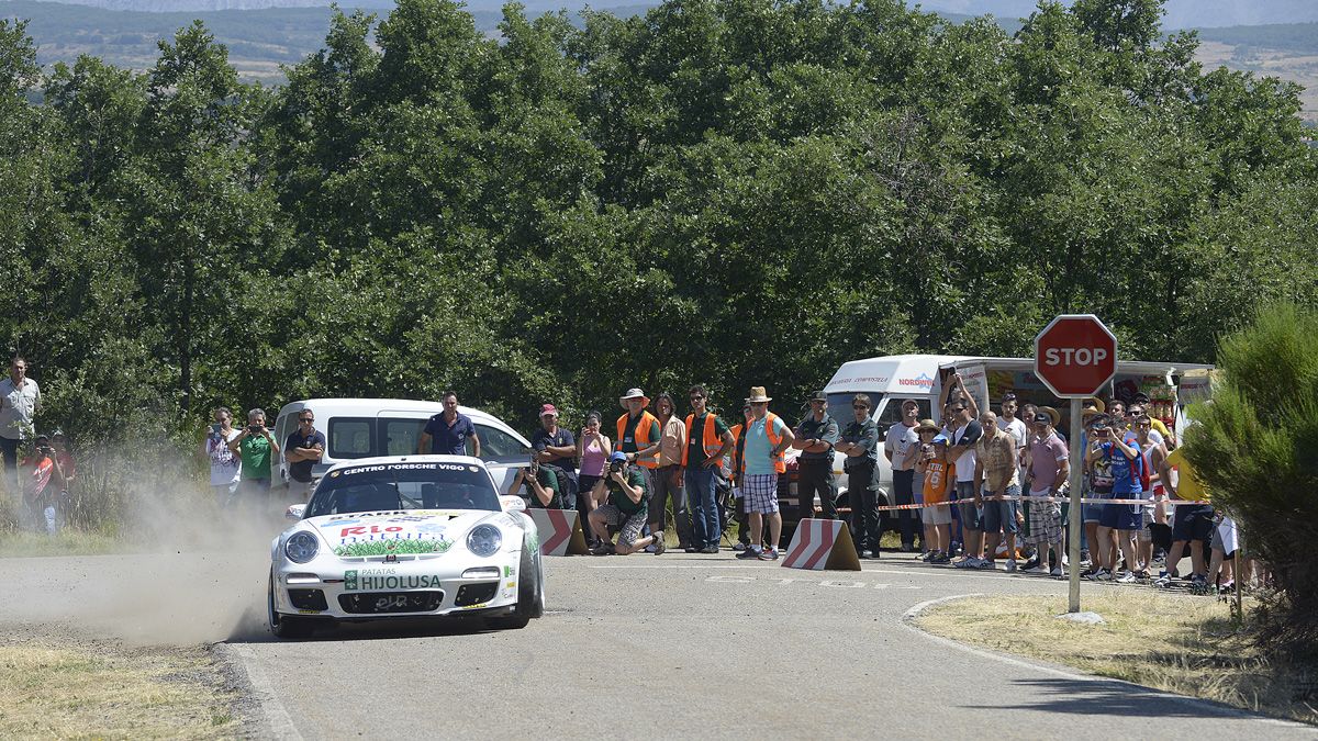 El tramo entre Riello y El Castillo fue el centro de peregrinación de los miles de aficionados al rally de la provincia y alrededores. | MAURICIO PEÑA