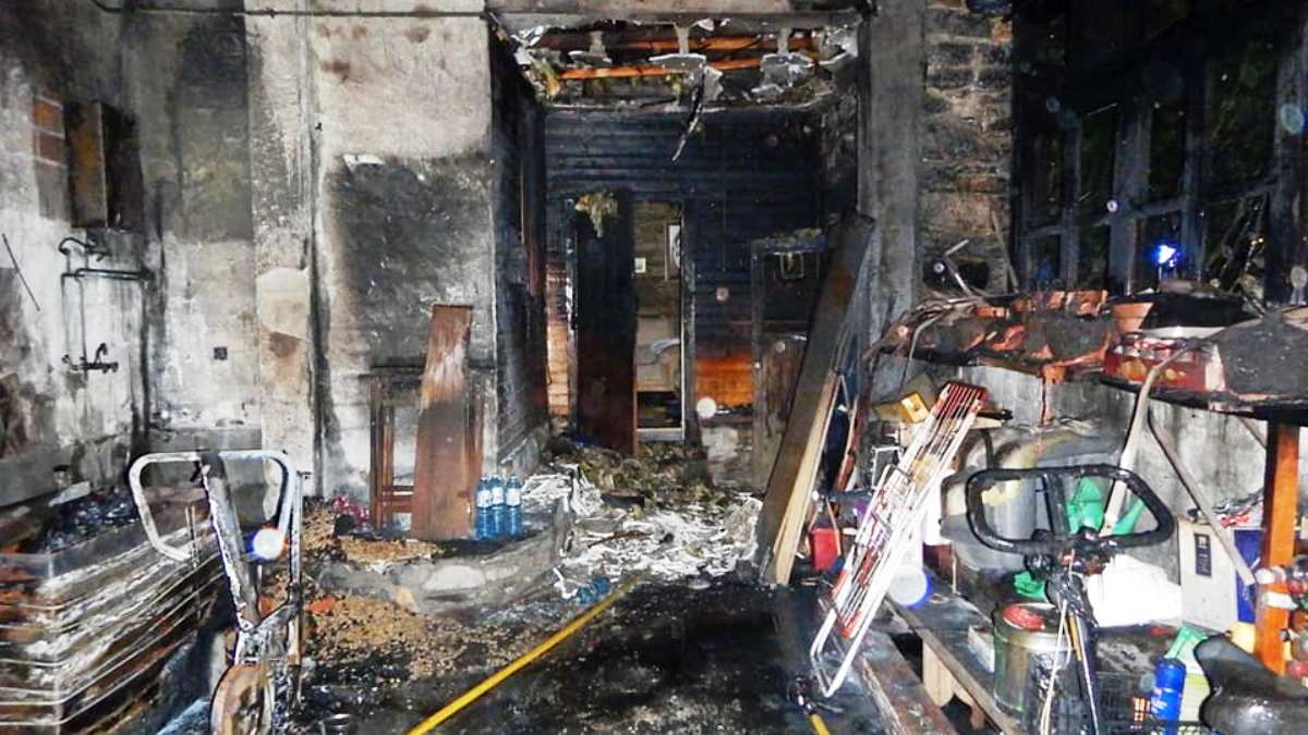 Imagen difundida por los Bomberos de Ponferrada en sus redes sociales, del estado en que quedó la vivienda.