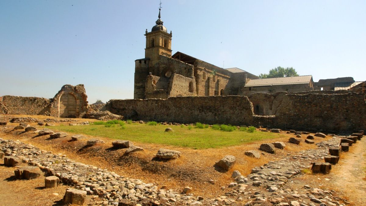El recinto exterior del monasterio de Carracedo, donde las obras podrán empezar este año. | Ical