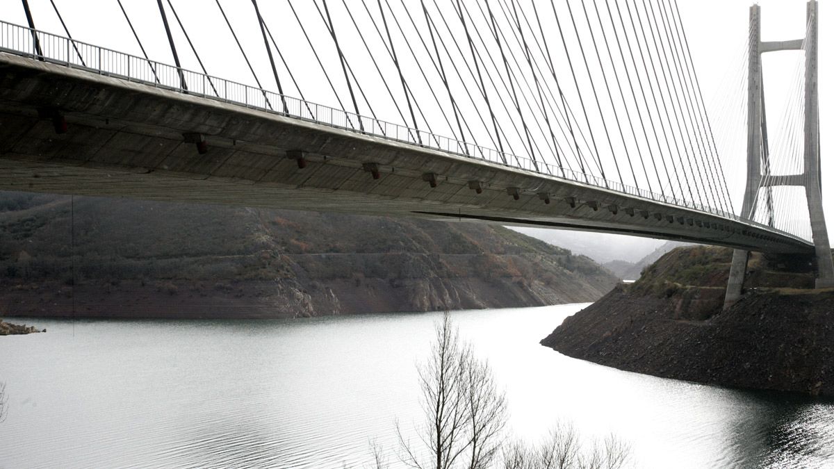 Puente de la autopista del Huerna sobre el embalse de Barrios de Luna en una imagen de archivo. | ICAL