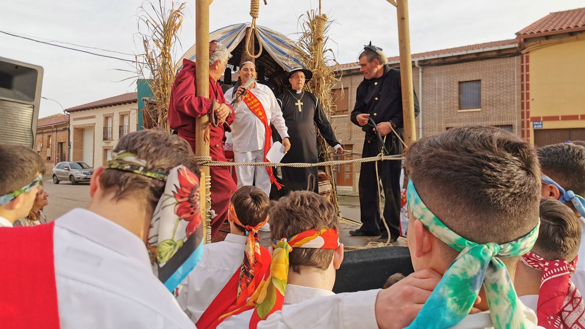 Acto de representación de ‘La horca del birrio’ en Villamandos. | T.G.