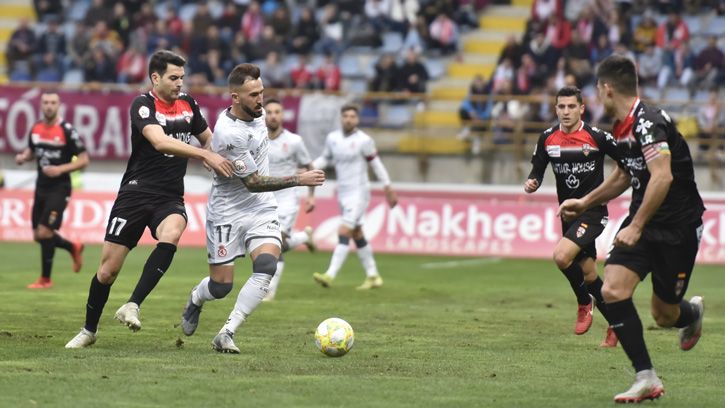 Dioni intenta zafarse de los defensores del Logroñés. | SAÚL ARÉN