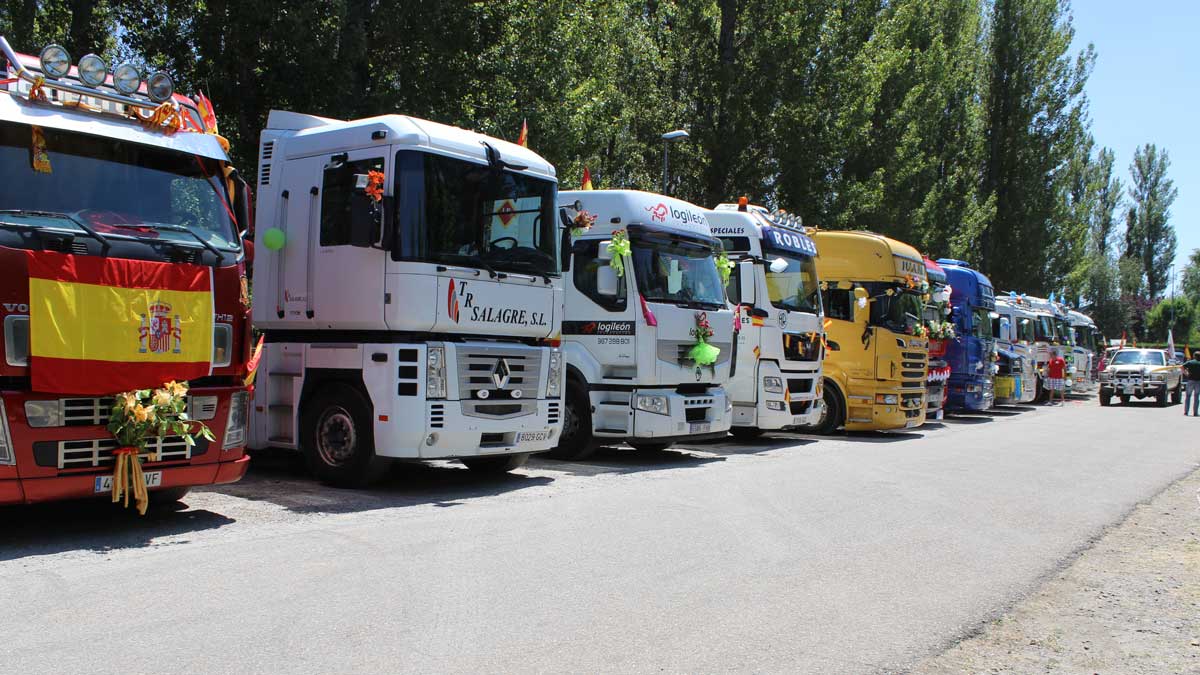 Alrededor de una treintena de camioneros acudieron con sus ‘monstruos’ de la carretera para convidar a los asistentes a la fiesta en El Soto. | LNC