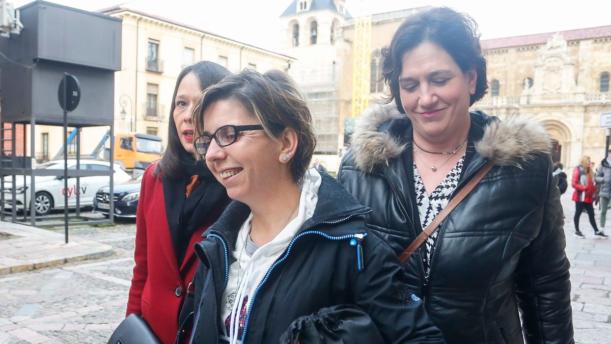 La acusada a su llegada a la Audiencia Provincial donde se ha iniciado el juicio. | ICAL La acusada a su llegada a la Audiencia Provincial donde se ha iniciado el juicio. | ICAL