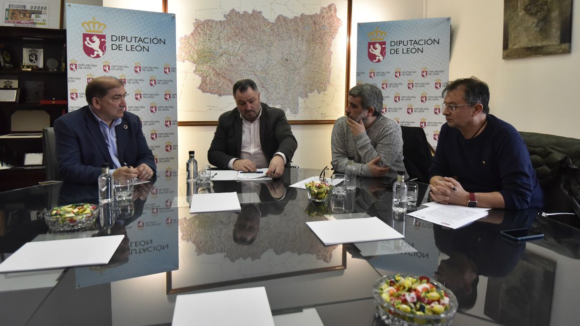 José Pellitero, Eduardo Morán, Xosepe Vega y Enrique Reguero, durante la reunión mantenida este martes en la Diputación. | SAÚL ARÉN