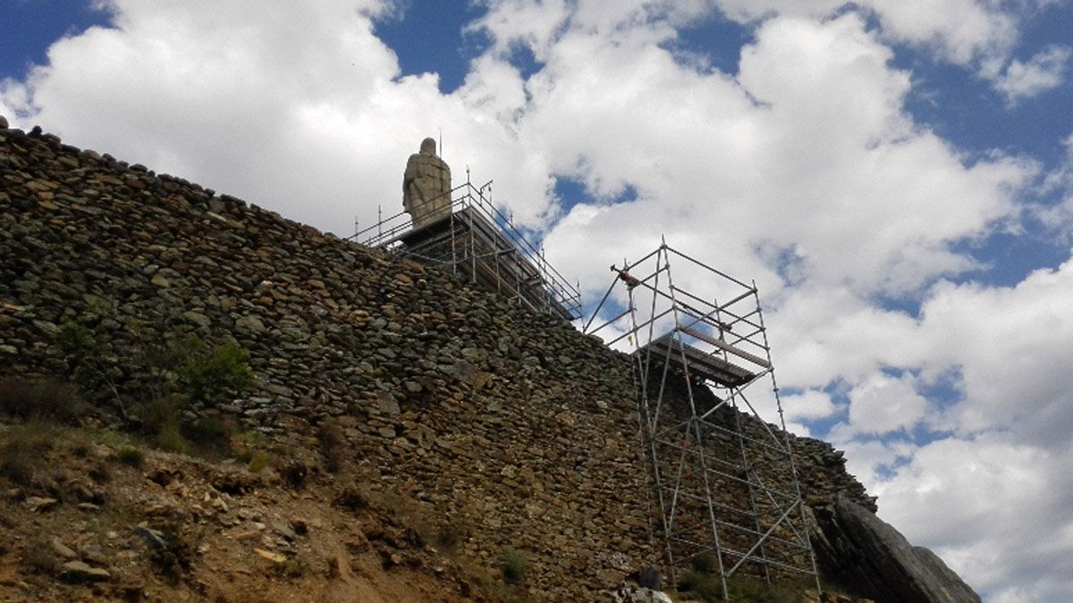 Los últimos andamios para el remate de una obra que no resultó sencillo por el acceso al conjunto del castillo y el Cristo. | LNC