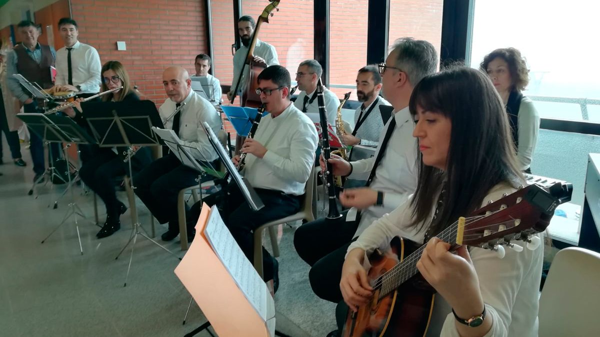 Mezzoforte tocando en los pasillos de oncología del Hospital El Bierzo para celebrar el Día mundial contra el cáncer. | M.I.