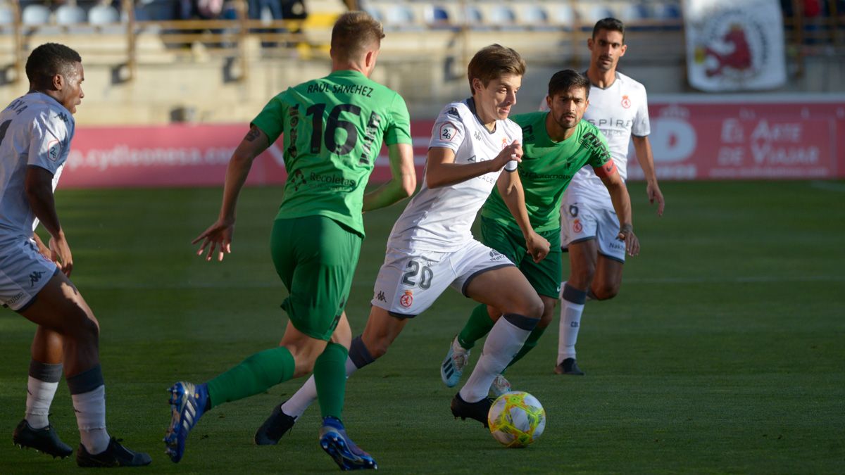 Luque se cuela entre dos defensores del Burgos. | MAURICIO PEÑA