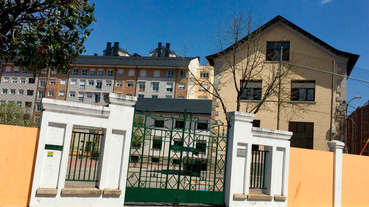 Entrada del colegio ponferradino Valentí García Yebra.