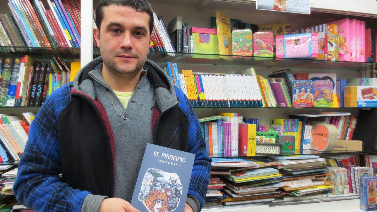 Pedro Villanueva posa con su obra en la librería Signos de Ponferrada. | L. N. C.