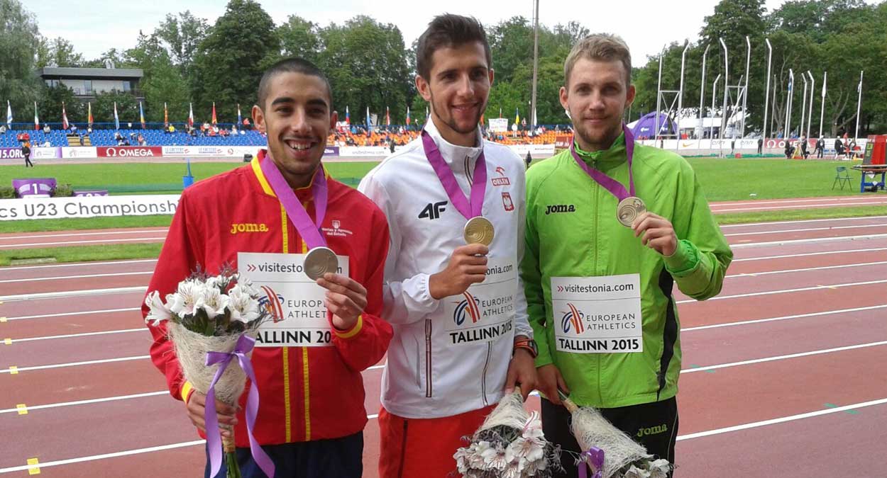 Saúl Ordóñez (izquierda) posa con la medalla junto a sus compañeros en el podio. | L.N.C.