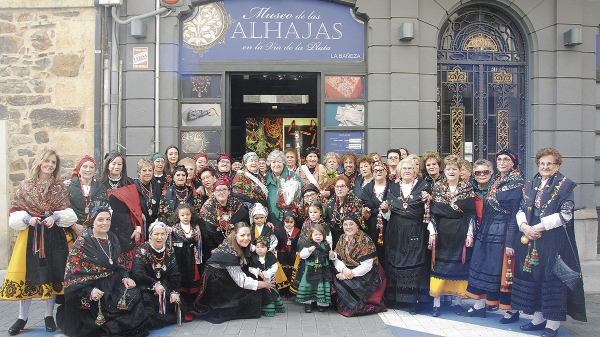 Las águedas se concentraron ante el Museo de las Alhajas para reivindicar su continuidad en La Bañeza. | ABAJO