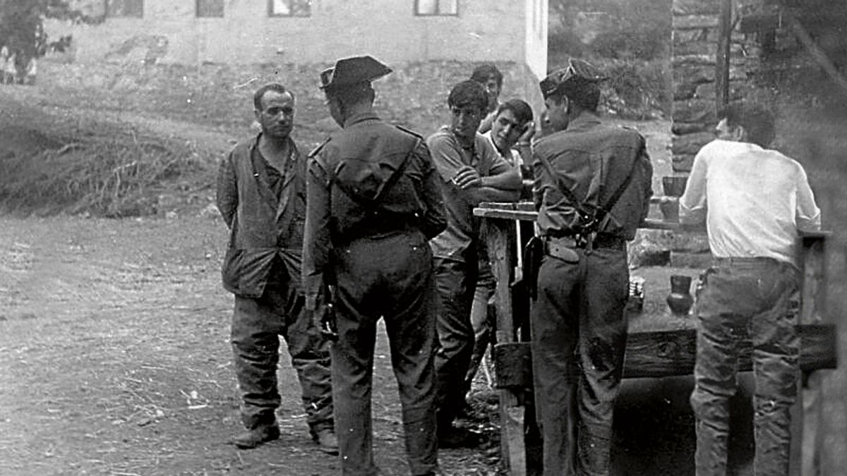Una imagen de las que ahora llaman "robadas", la guardia civil en la plaza de Ferradillo interrogando a vecinos en los años duros de la guerrilla. | L.N.C.