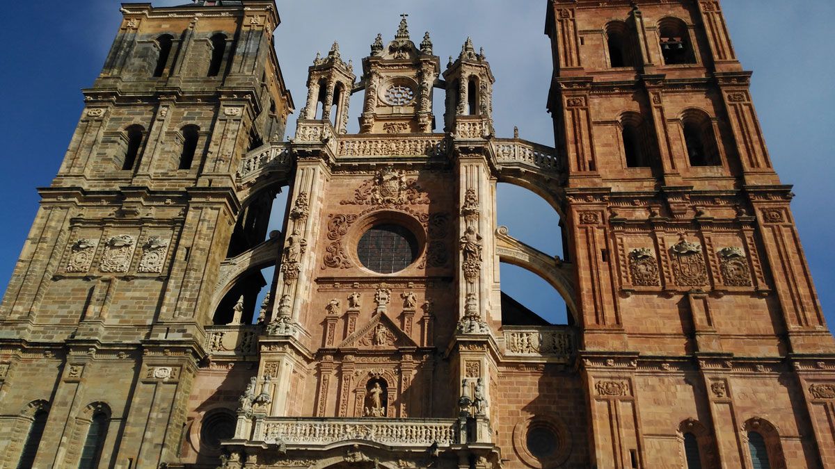 Una imagen de la fachada principal de la Catedral de Santa María de Astorga. | P. FERRERO