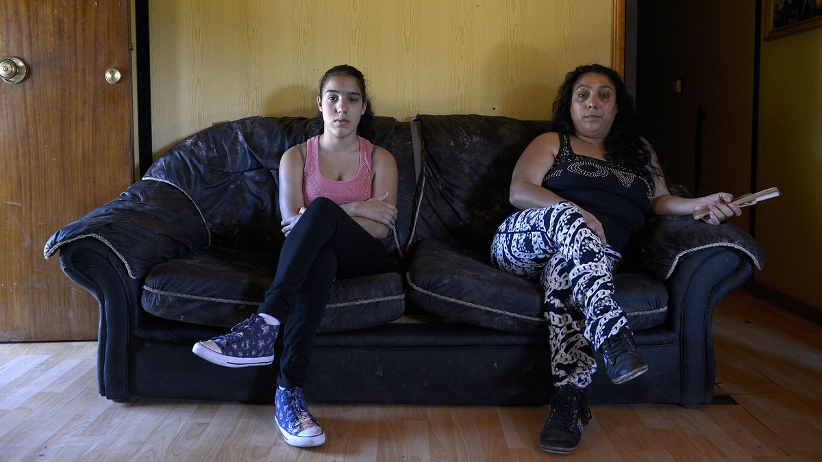 Ainoa y su madre, Fina, posan en el sofá de su vivienda ubicada frente a la piscina del Hispánico. | MAURICIO PEÑA