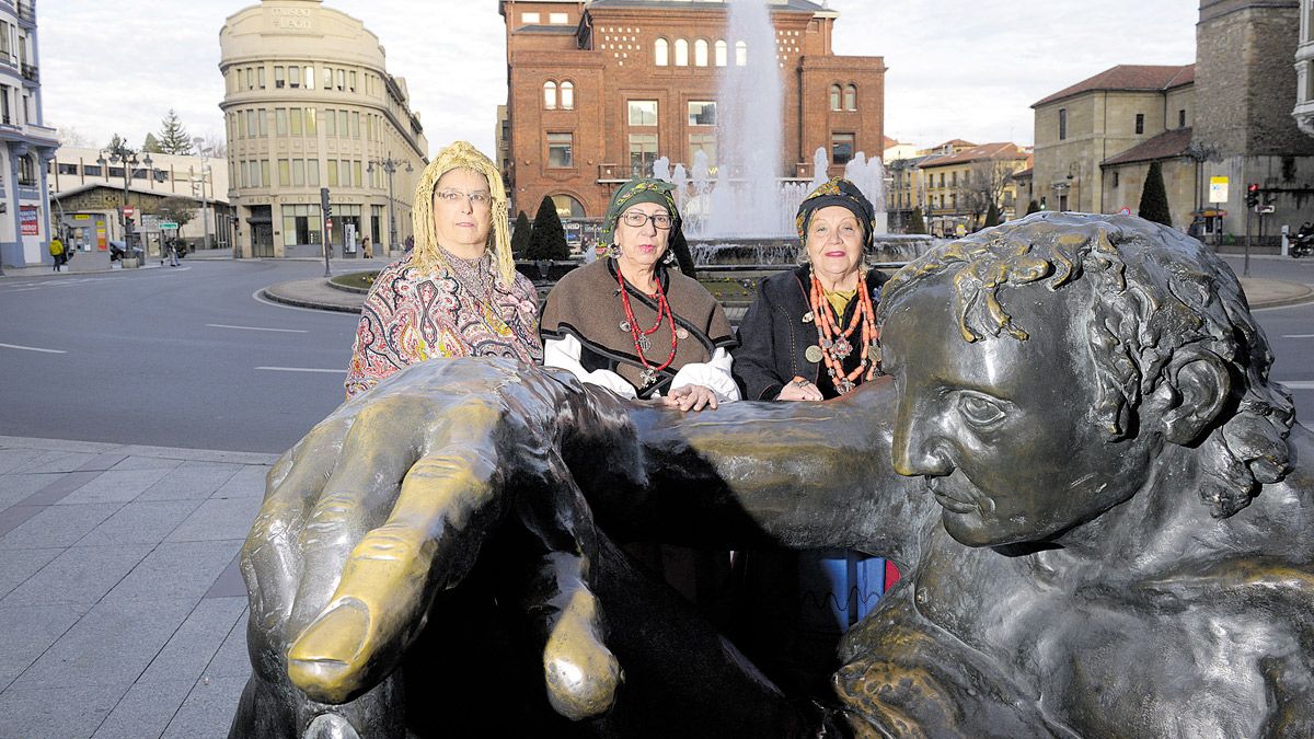 La 'Águeda Mayor' de este año, María Dolores Díez (en el centro), junto a Ana María Vega y Carmelita Aller. | MAURICIO PEÑA