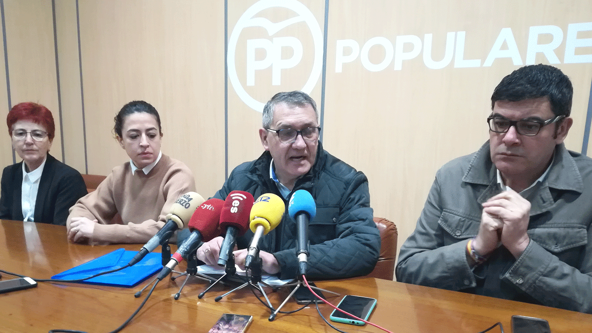 Canedo y demás ediles del PP de Cacabelos en rueda de prensa este viernes. | D.M.