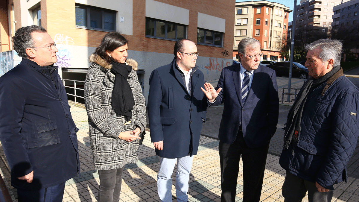 Los portavoces del PP en león y Porferrada, acompañados por otros representantes del partido, ante la estación de tren de la capital berciana. I Ical