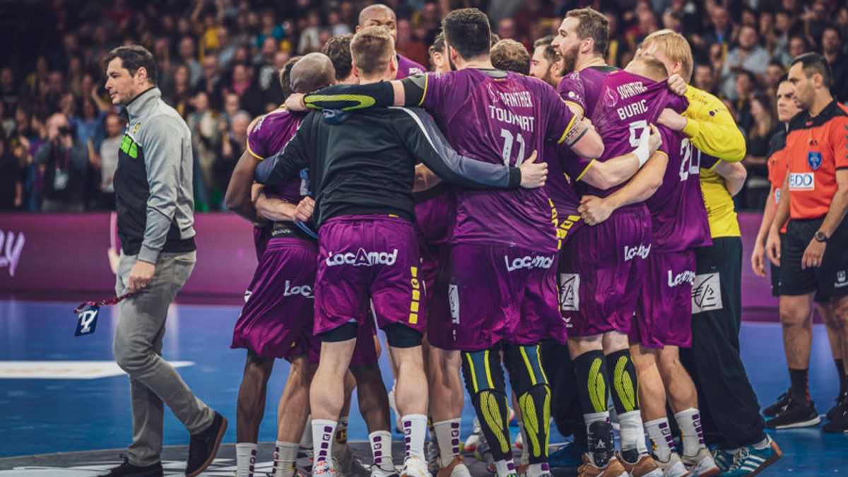 Entrerríos, junto a la celebración de sus jugadores tras un triunfo. | HBCN