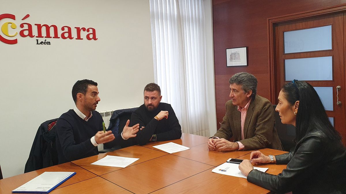 Un momento de la reunión entre el Ayuntamiento de Villaquilambre y la Cámara de Comercio de León. | L.N.C.