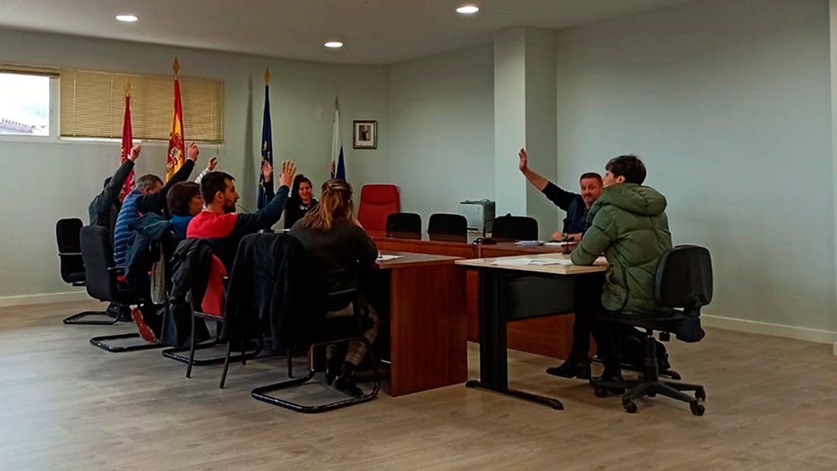 El momento de la votación de la moción pro autonomía leonesa, ayer, en Santovenia de la Valdoncina. | L.N.C.