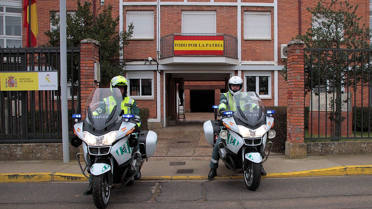José Antonio Álvarez Méndez y Julio García, agentes de la Guardia Civil de Tráfico destinados en Astorga. | ICAL