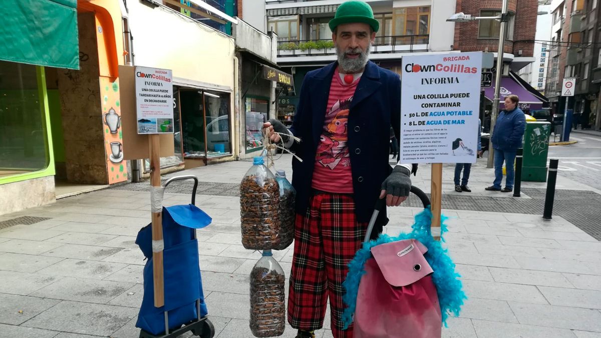 Clown Colillas en la calle del Cristo de Ponferrada recogiendo firmas para que se cumpla la normativa. | M.I.