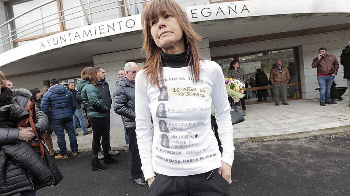 Julia Fernández, en un homenaje a su hija Sheila ante los juzgados de Degaña.