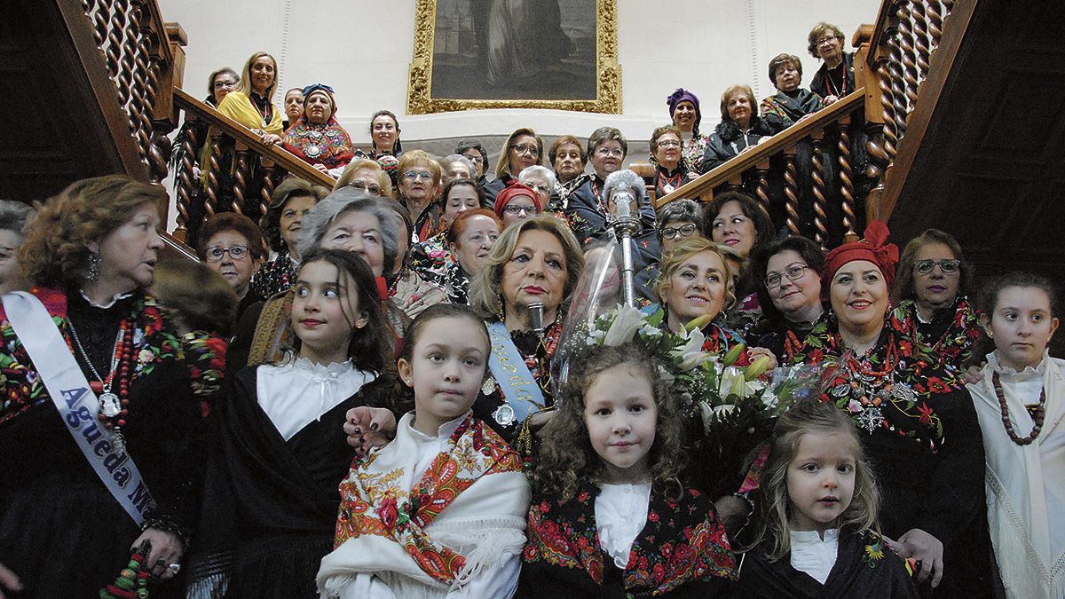 Las águedas fueron al Museo de las Alhajas tras el acto institucional. | ABAJO