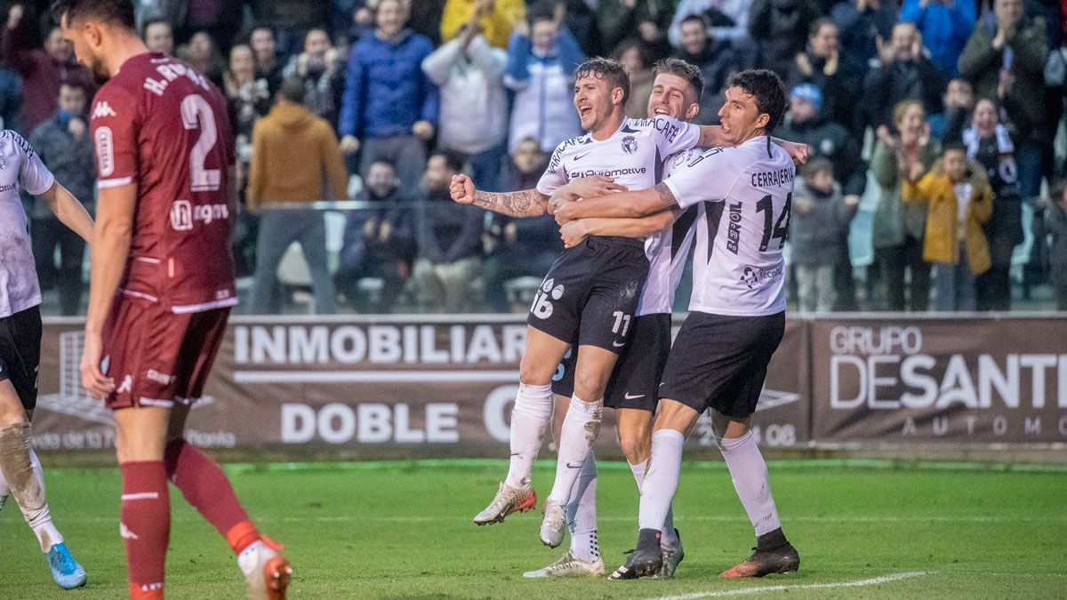 Rodas, cabizbajo, junto a la celebración del gol burgalés. | JESÚS J. MATÍAS