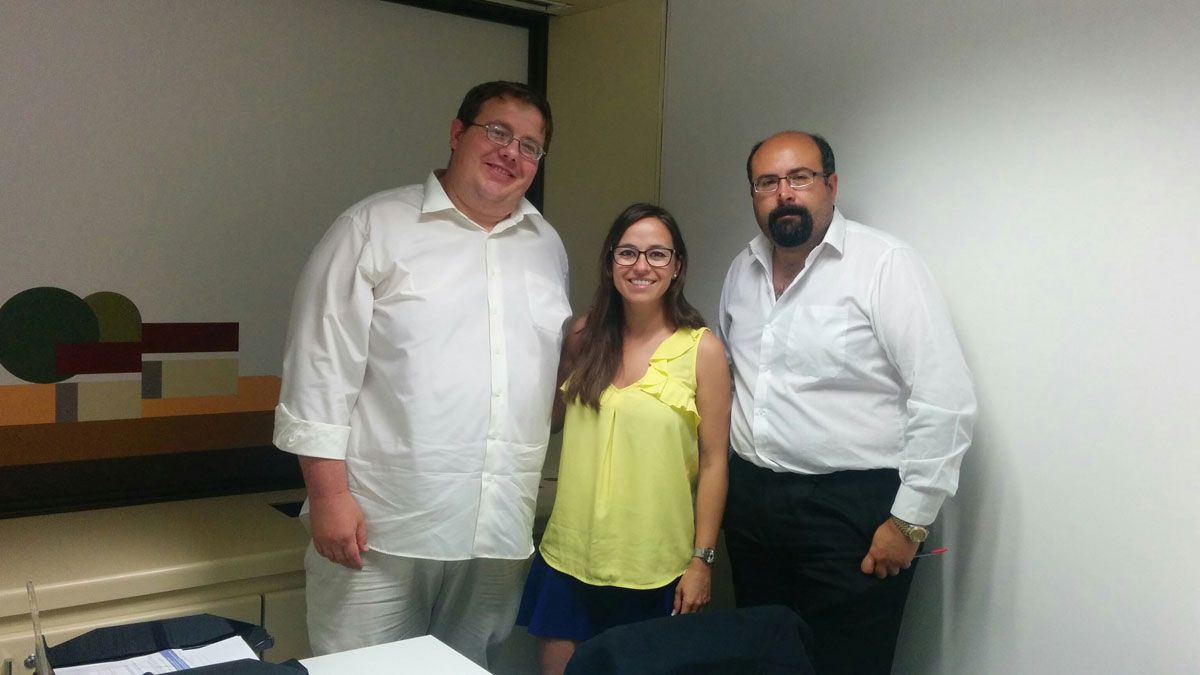 Gemma Villarroel y Santiago Ordóñez junto a Artem Eremin, 'Arty', tras la reunión.