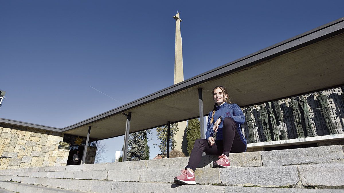 Marta García, frente a la Basílica de La Virgen del Camino. | SAÚL ARÉN