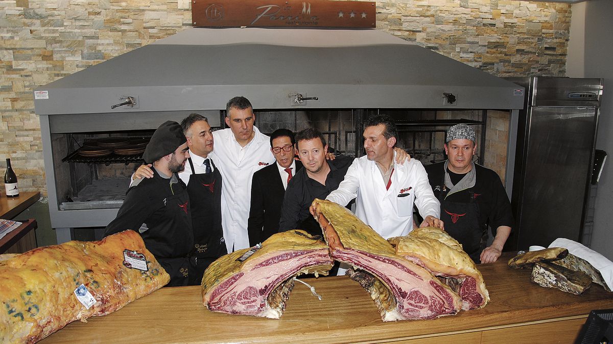 La Parrilla del Hotel Bedunia de La Bañeza acogió ayer la puesta de largo del II Festival del Buey Madurado que se celebrará todo este año. | ABAJO