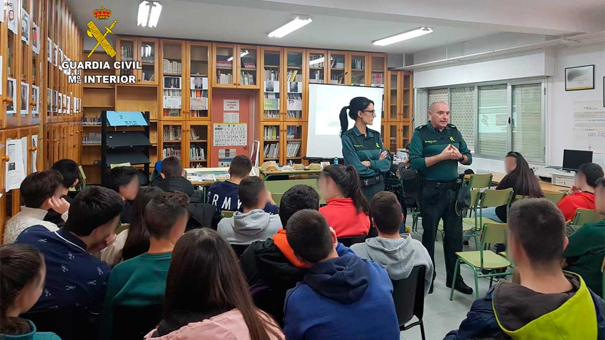 Un momento de la charla ofrecida a los estudiantes de Villablino. | L.N.C.