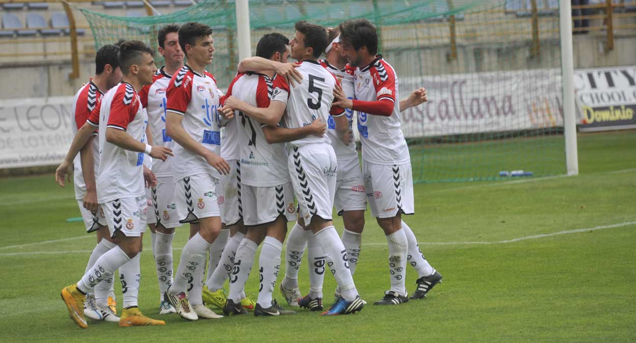 Los jugadores de la Cultural celebran un gol durante la pasada temporada. | DANIEL MARTÍN