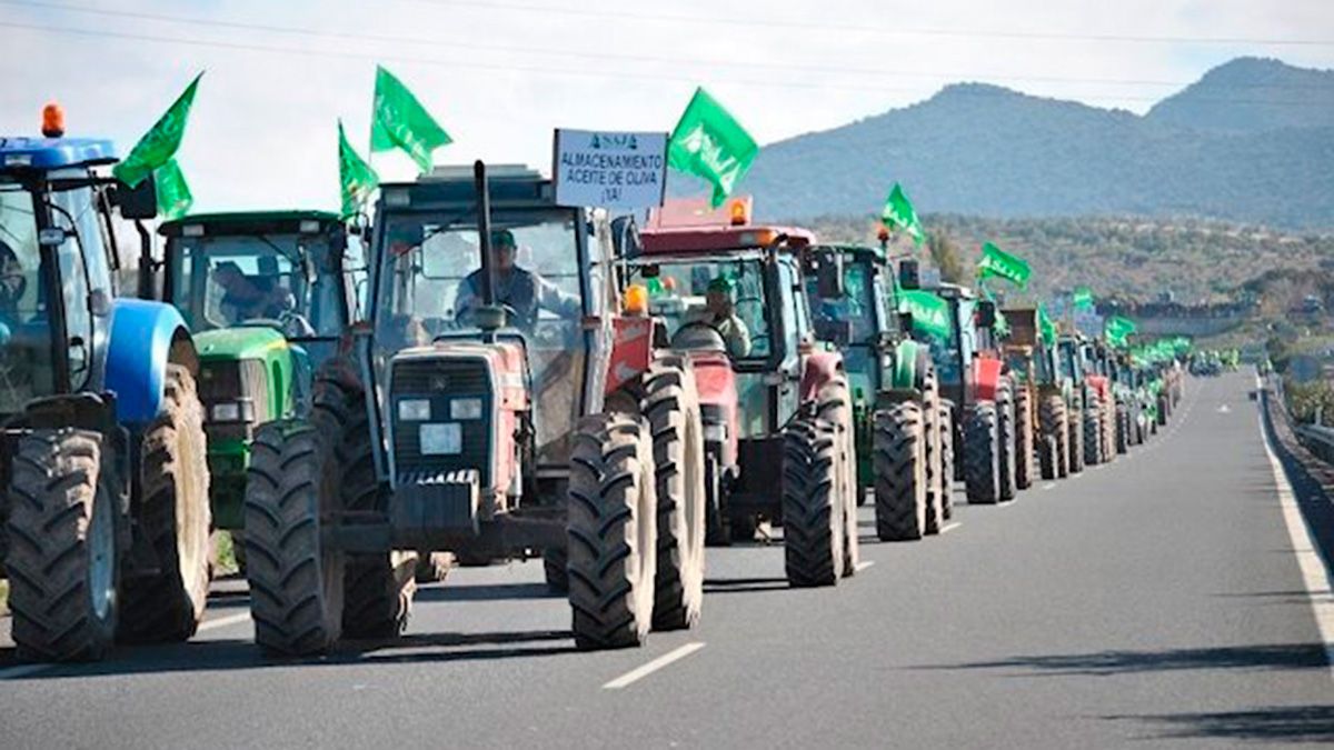 Imagen de una protesta con tractores del sindicato Asaja, que se repetirá en Ponferrada el 2 de marzo. |L.N.C.
