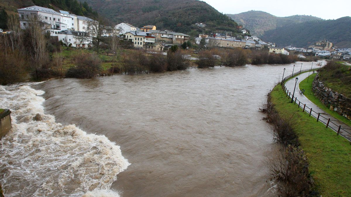 El río Burbia, a su paso por Villafranca del Bierzo. | Ical