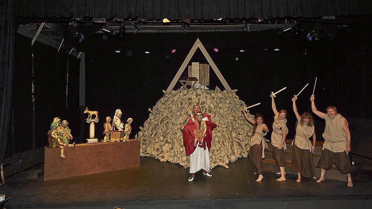 Actores y marionetas conviven en un mismo escenario durante la representación de ‘Caín’, adaptación teatral de la novela de José Saramago.
