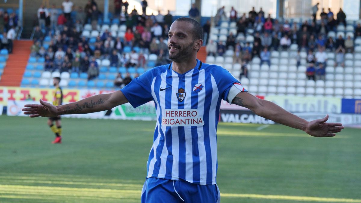 Yuri, uno de los jugadores más queridos del equipo, tras la celebración de un gol. | FRANCISCO DEL POZO