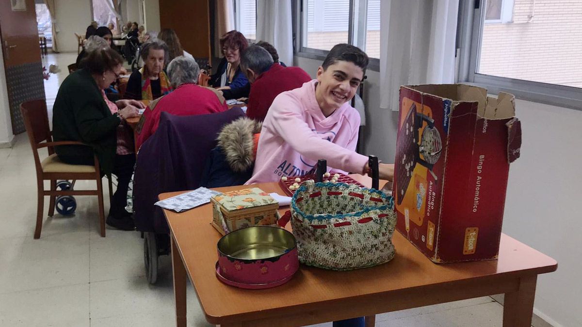 Un alumno jugando al bingo con los mayores de la Residencia Orpea. | L.N.C.