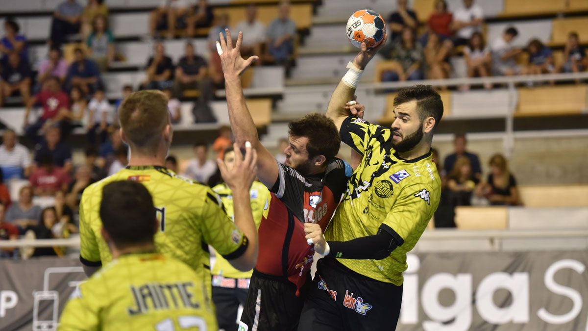 Marchán recupera un balón ante Rodrigo Benites durante el partido de la primera vuelta. | VERÓNICA LACASA (ALTO ARAGÓN)